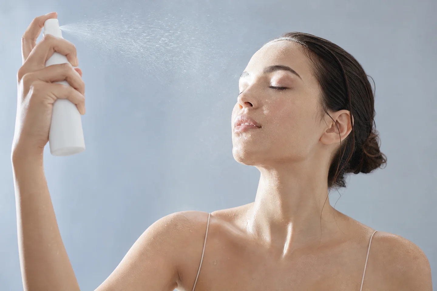 Misting the face with thermal water